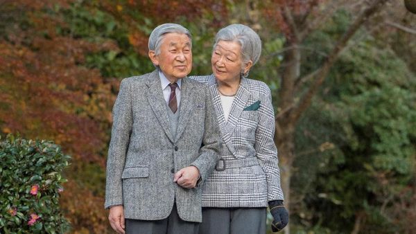Potret Kemesraan Kaisar Akihito dan Ratu Michiko di Usia Senja