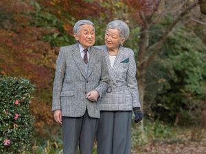 Potret Kemesraan Kaisar Akihito dan Ratu Michiko di Usia Senja