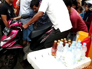 Nyasar, Motor Ibu Ini Diangkat Warga Lewati Pembatas Jalan