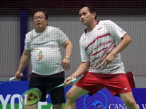 Aksi Menteri Bambang Main Badminton Bareng Chandra Wijaya