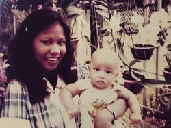 Kenangan Masa Kecil Para Seleb di Hari Ibu