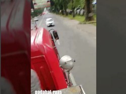 Please Deh, Kalau Ada Mobil Damkar, Minggir Dulu