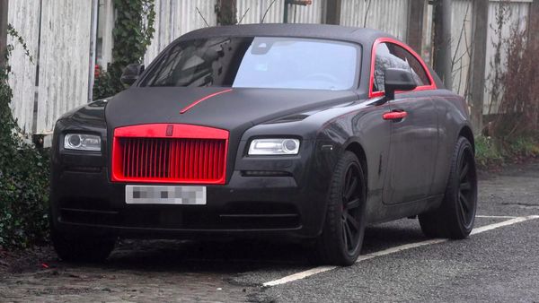 Rolls-Royce Romelu Lukaku Berwarna Merah Hitam Khas Setan Merah