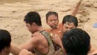 Momen Warga Filipina Berjibaku Tolong Korban Banjir Bandang