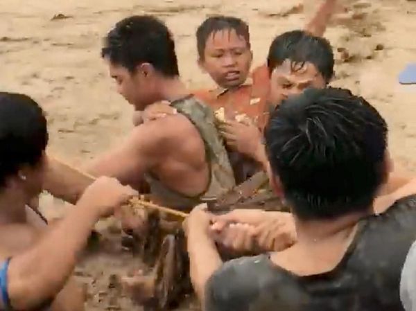 Momen Warga Filipina Berjibaku Tolong Korban Banjir Bandang