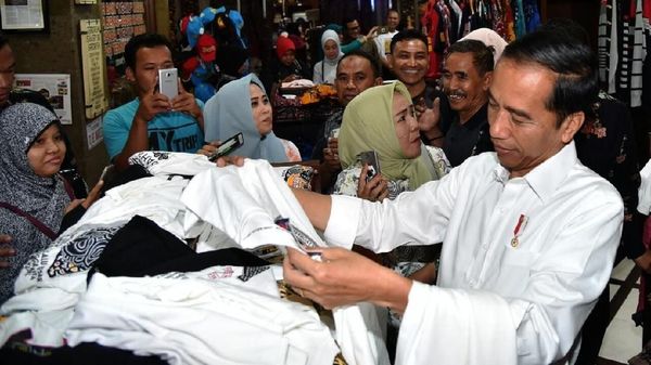Foto: Gaya Mbah Jokowi Beli Oleh-oleh Buat Cucu di Bali