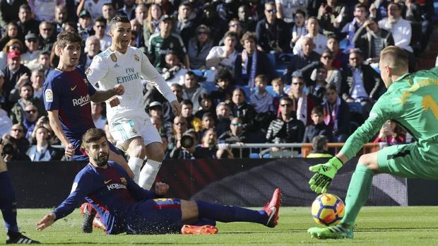 Ter Stegen memuji Cristiano Ronaldo sebagai striker hebat.