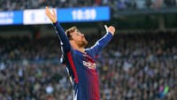 Kali kedua secara beruntun Messi membuat Santiago Bernabeu bungkam di ajang La Liga. Musim lalu dia mencetak gol di periode injury time untuk mengantar Barca menang 3-2. (REUTERS/Paul Hanna)