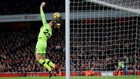 Tapi sorotan tajam didapat Mignolet ketika gawangnya kebobolan gol kedua Arsenal, yang dicetak Granit Xhaka lewat tembakan jarak jauh. (Foto: Eddie Keogh/Reuters)