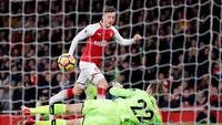 Mesut Oezil membawa Arsenal berbalik unggul. Dengan cerdik, dia menaklukkan Mignolet pada menit ke-58. Tiga gol Arsenal hanya tercipta dalam waktu 388 detik. (Foto: Eddie Keogh/Reuters)