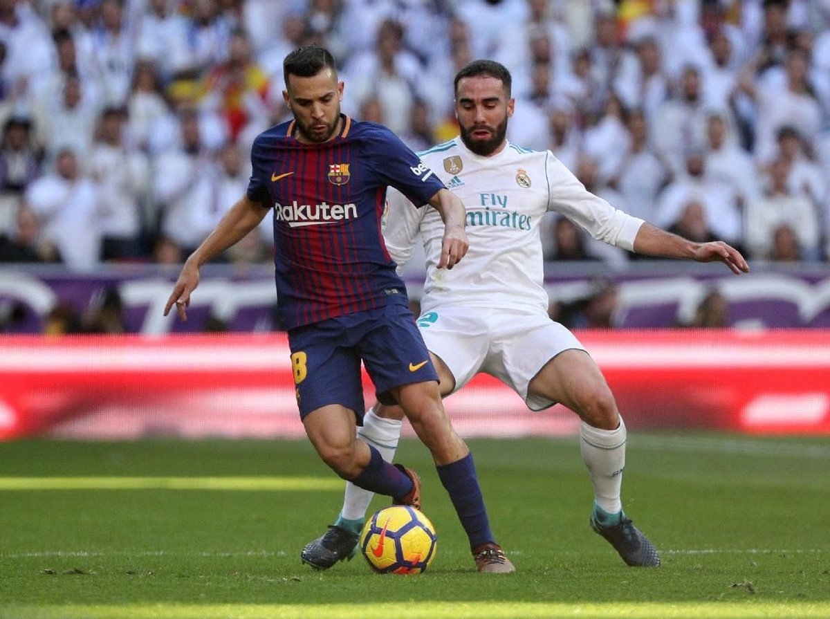 Duel Jordi Alba dengan Dani Carvajal di El Clasico musim lalu. (Foto: Sergio Perez/REUTERS)
