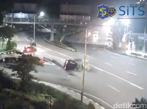 Polisi Dalami Penyebab Mobil Mewah Tabrak Pikap Hingga Terguling