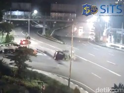 Polisi Dalami Penyebab Mobil Mewah Tabrak Pikap Hingga Terguling
