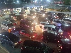 Libur Natal, Sabtu Dini Hari Pelabuhan Merak Mulai Dipadati Kendaraan