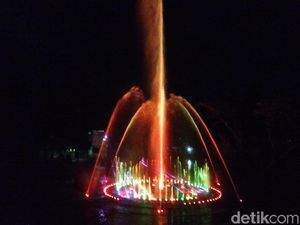 Air Mancur Menari di Taman Pelangi Solo Ini Cantik Banget
