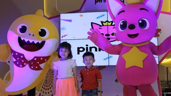 Waaah, Senangnya Foto Bareng Baby Shark dan Pinkfong