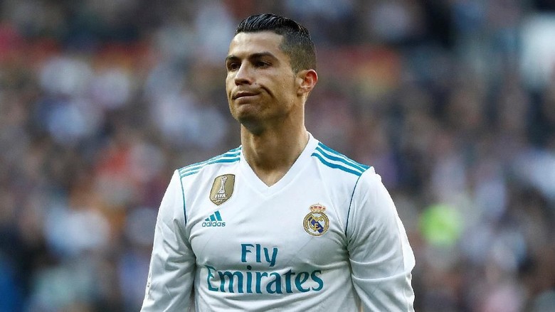 Hari Suram Ronaldo: Kalah, Luput Menendang, Dihantam Bola Sepakan Messi