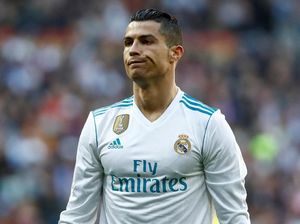 Hari Suram Ronaldo: Kalah, Luput Menendang, Dihantam Bola Sepakan Messi