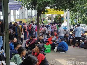 Libur Natal-Tahun Baru, Penumpang Padati Stasiun Senen Libur Natal-Tahun Baru, Penumpang Padati Stasiun Senen