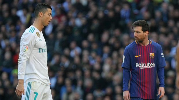 Soccer Football - La Liga Santander - Real Madrid vs FC Barcelona - Santiago Bernabeu, Madrid, Spain - December 23, 2017   Barcelona's Lionel Messi alongside Real Madrid's Cristiano Ronaldo    REUTERS/Sergio Perez