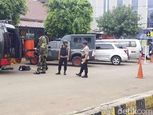 Stasiun Senen Ramai, Penumpang Tak Terganggu Info Benda Mencurigakan