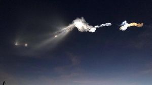Penampakan Benda Putih Terbang di Langit AS Bikin Heboh, Apa?