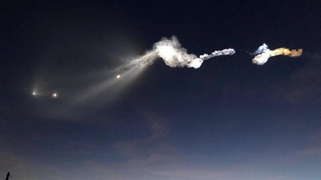 Penampakan Benda Putih Terbang di Langit AS Bikin Heboh, Apa? Penampakan Benda Putih Terbang di Langit AS Bikin Heboh, Apa?
