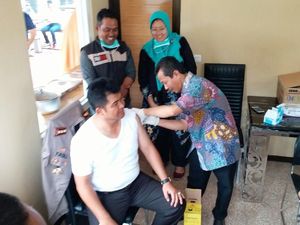 Kapolres dan 100 Warga Tangsel Disuntik Vaksin Difteri