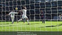 Dani Carvajal di kartu merah karena menghentikan bola di muka gawang. Kiper Liverpool, Simon Mignolet, dibawa-bawa karena Carvajal bisa menghalau bola masuk. (Foto: dok.Twitter)