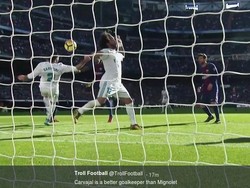 Dani Carvajal di kartu merah karena menghentikan bola di muka gawang. Kiper Liverpool, Simon Mignolet, dibawa-bawa karena Carvajal bisa menghalau bola masuk. (Foto: dok.Twitter)
