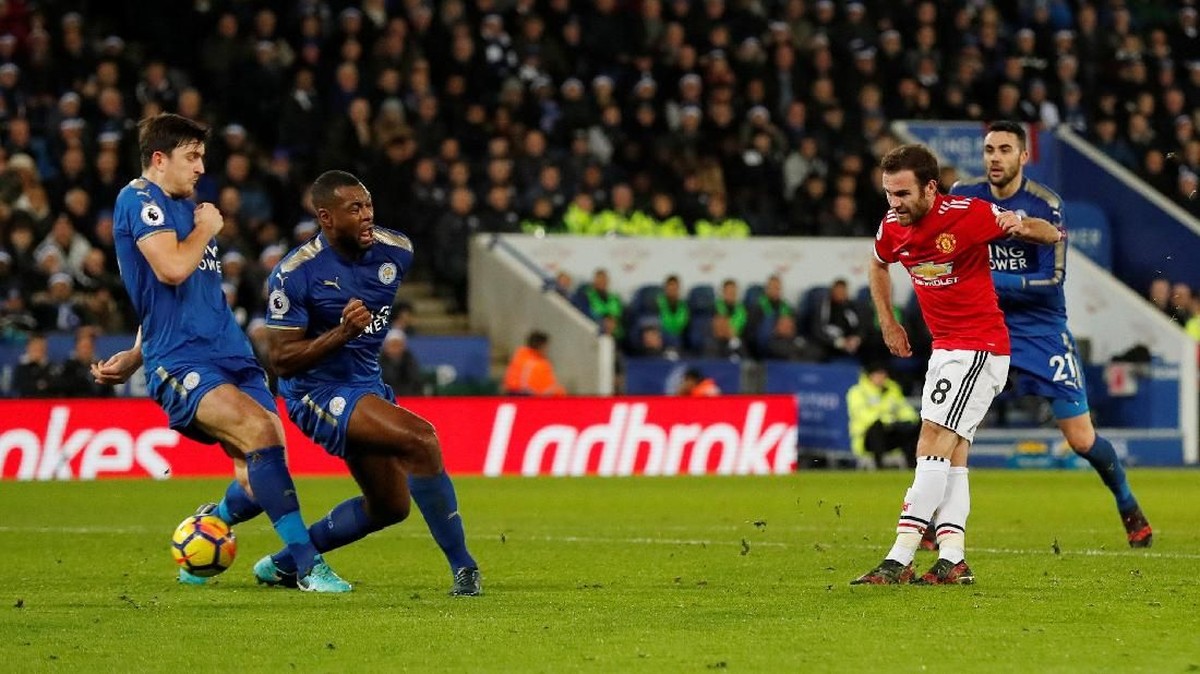 Juan Mata saat mencetak gol di laga Leicester United vs Manchester United (Foto: Andrew Boyers/Action Images via Reuters)