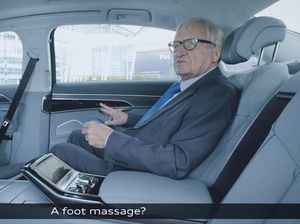 Asyiknya Bisa Pijat Kaki di Dalam Mobil Ini