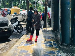 Melihat Risma Saat Libur: Pantau Kota Hingga Bersihkan Pedestrian