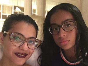 Potret Kedekatan Bintang Bollywood Kajol dengan Buah Hatinya