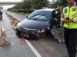 Diduga Lepas Kendali, Sedan Tabrak Pembatas Jalan di Semanggi