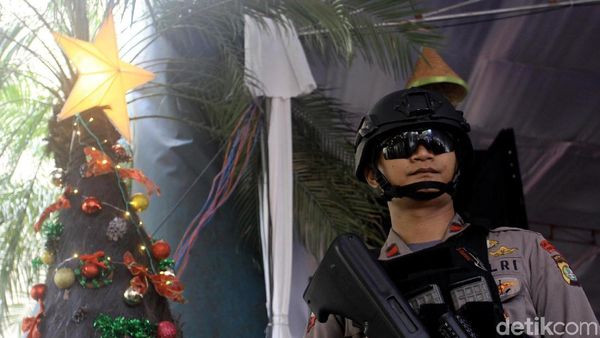 Polisi Sterilisasi Gereja Katedral Jelang Misa Natal