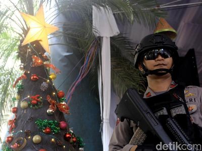 Polisi Sterilisasi Gereja Katedral Jelang Misa Natal