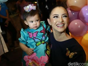 Meriah! Ririn Ekawati Rayakan Ultah Pertama Anaknya