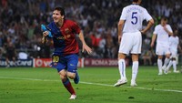 Tapi terkadang Messi membuat selebrasi unik. Di final Liga Champions 2009 misalnya, Messi menggenggam sepatunya yang terlepas dan menciumnya usai membobol gawang Manchester United. Barca menang 2-0 lewat gol Etoo dan Messi. (Foto: Jasper Juinen/Getty Images)