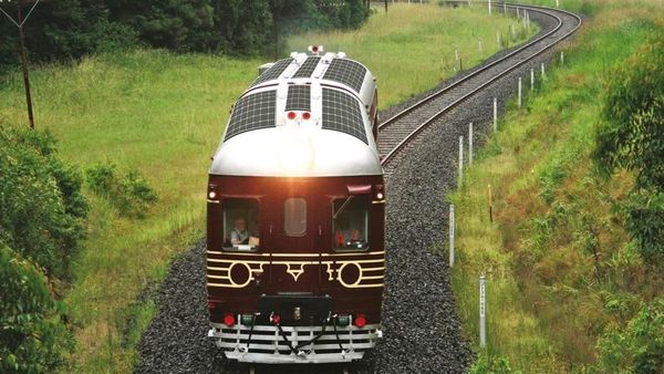 Penampakan Kereta Tenaga Matahari Pertama di Dunia