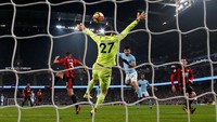 Aguero mencetak gol keduanya di menit ke-79 dan membawa City kian menjauhkan keunggulan menjadi 3-0. Ia menaklukkan Begovic lewat sundulan lagi. (Foto: Andrew Yates/Reuters)