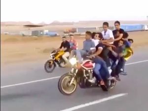 Duh, Ngeri! 1 Motor Ini Ditunggangi 10 Orang