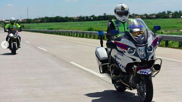 Intip Gaya Kakorlantas Tunggangi Moge BMW Pantau Arus Mudik