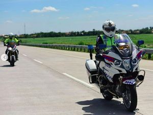 Intip Gaya Kakorlantas Tunggangi Moge BMW Pantau Arus Mudik