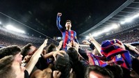 Ketika merayakan kemenangan Barca 6-1  atas PSG di leg kedua 16 besar Liga Champions 2016/2017, Messi juga membuat selebrasi menghebohkan usai laga. Barca yang berbalik menang meski kalah 0-4 di leg pertama, dirayakan Messi bersama penonton. Foto selebrasi itu sempat viral lantaran fans seolah mendewakan Messi. (Foto: Internet)