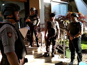 Jelang Misa Natal, Polisi Sisir 5 Gereja dengan Metal Detector Jelang Misa Natal, Polisi Sisir 5 Gereja dengan Metal Detector