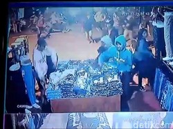 Gerombolan Pemuda yang Serang Barber Shop di Depok Berbaju Rapi