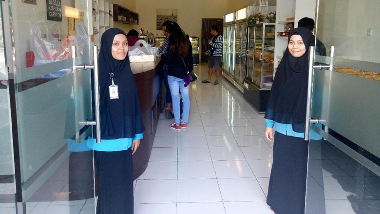 Alasan Pemilik Toko Kue Tolak Tulisan Natal: Komitmen dari Awal