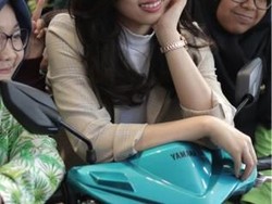 Ratusan Fans Meriahkan Mio S Roadshow Concert with Isyana di Bandung