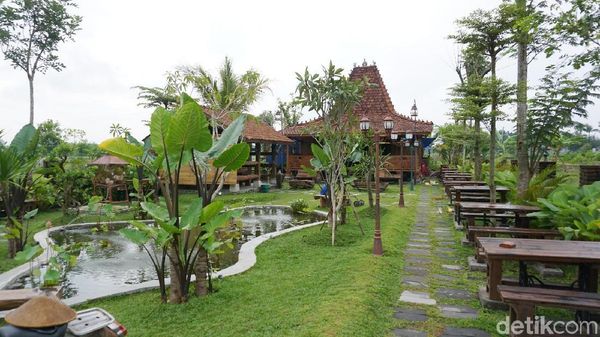 Bersantai Minum Wedangan Kopi dan Jadah Goreng di Prambanan